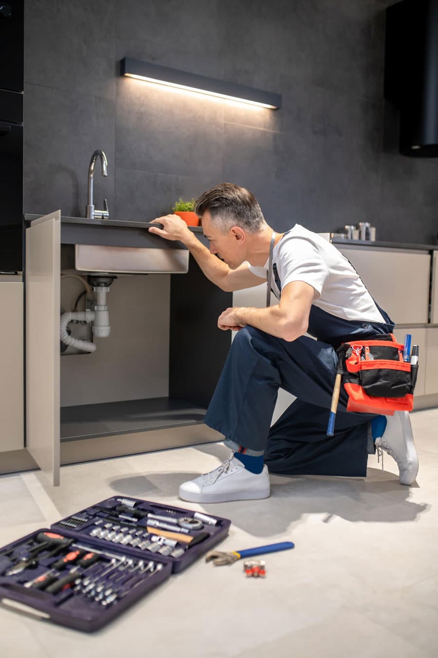 Rørlegger fra Hagen VVS inspiserer rør