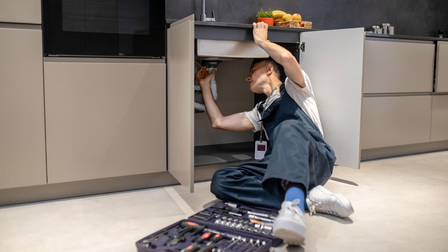 Rørlegger på serviceoppdrag